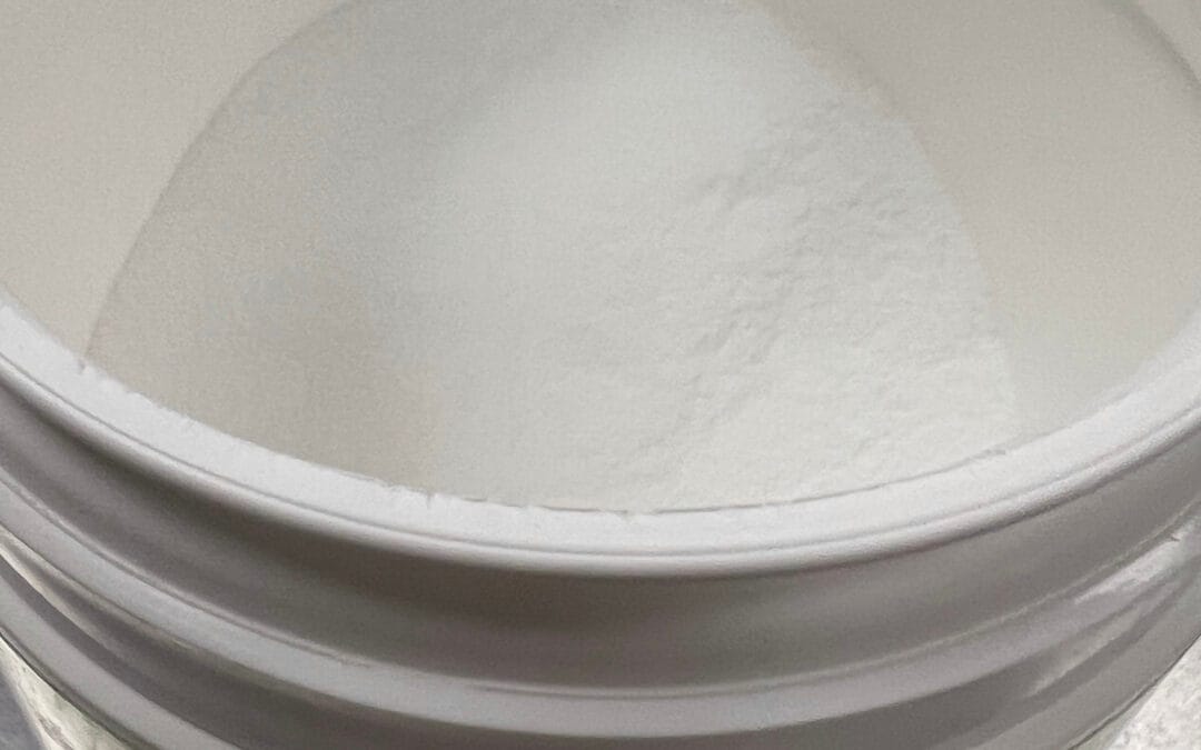 A scoop of white creatine monohydrate powder